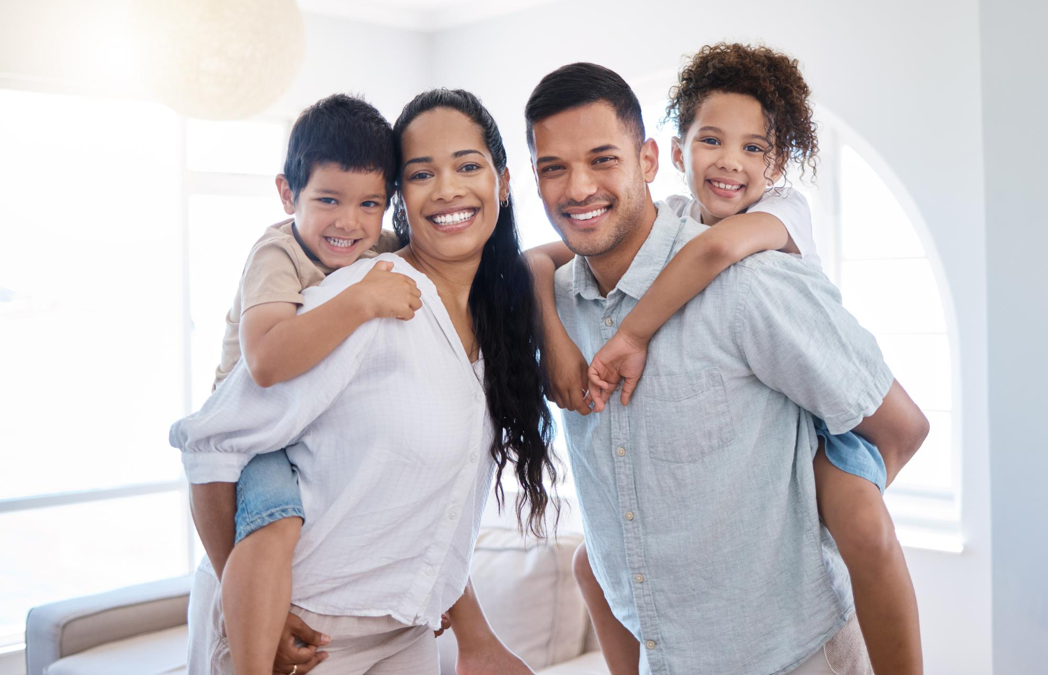 familia con seguro médico de best medical insurance feliz en Estados unidos